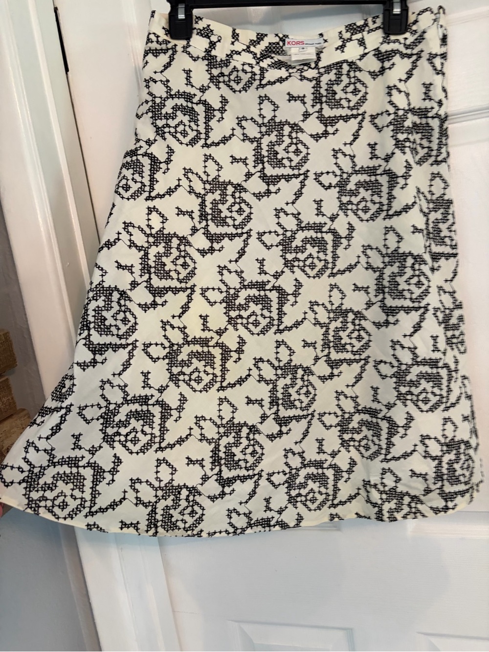 KORS Michael Kors Black Cream Floral Embroidered Cotton Midi Skirt Size 8 - Picture 3 of 5